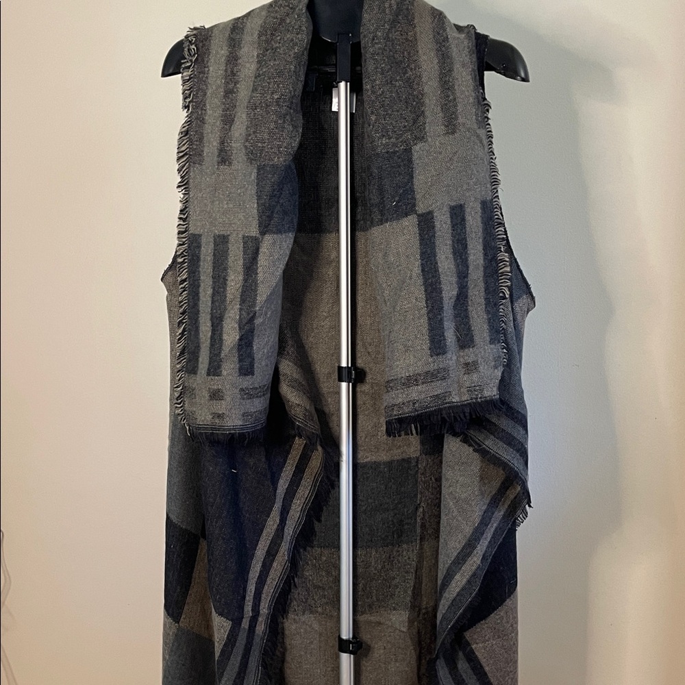 AKIRA Gray and Blue Patterned Cape
